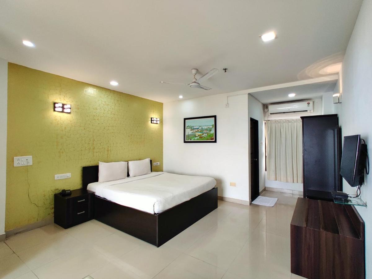Golden Chariot Hotel Daman Exterior photo