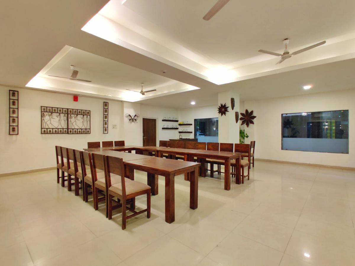 Golden Chariot Hotel Daman Exterior photo