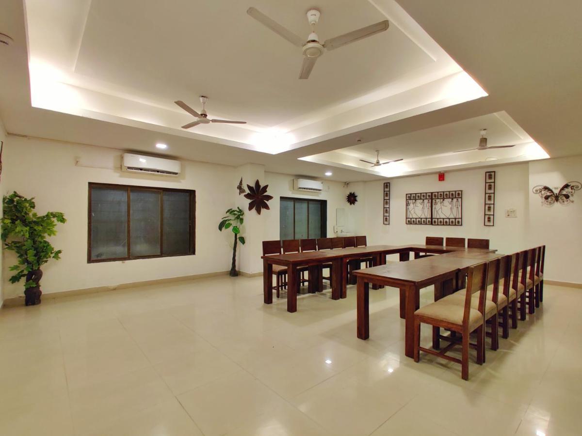 Golden Chariot Hotel Daman Exterior photo