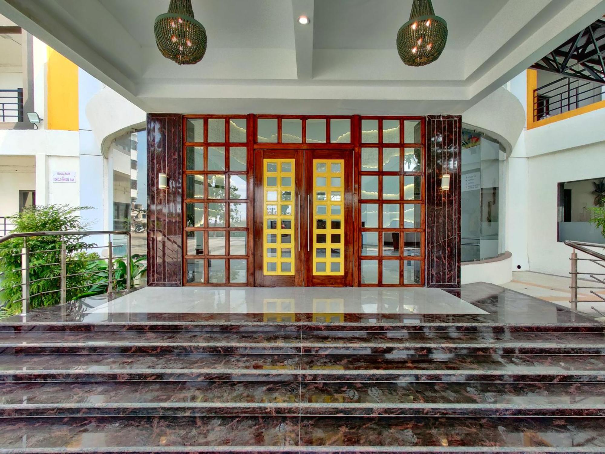 Golden Chariot Hotel Daman Exterior photo