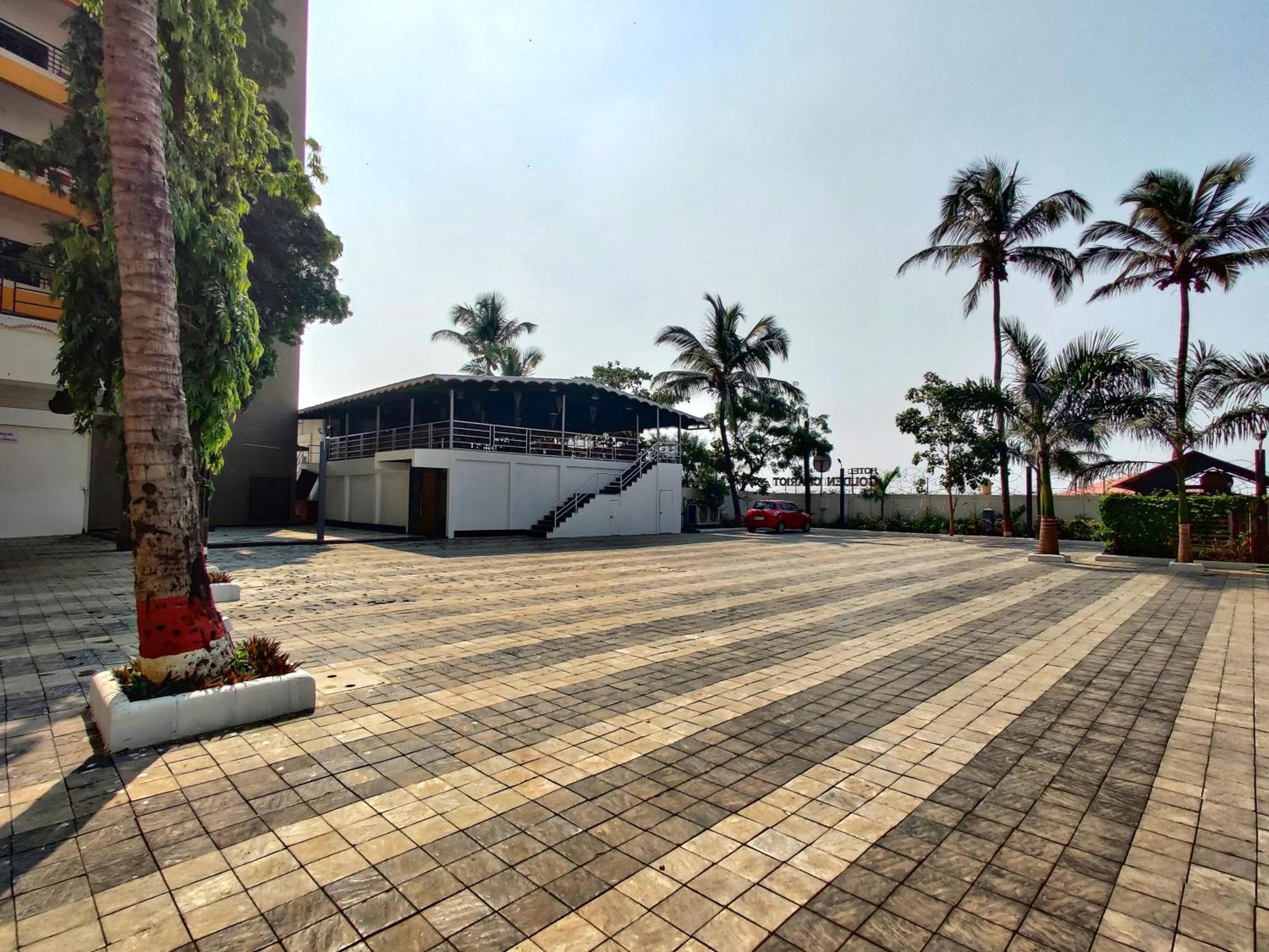 Golden Chariot Hotel Daman Exterior photo