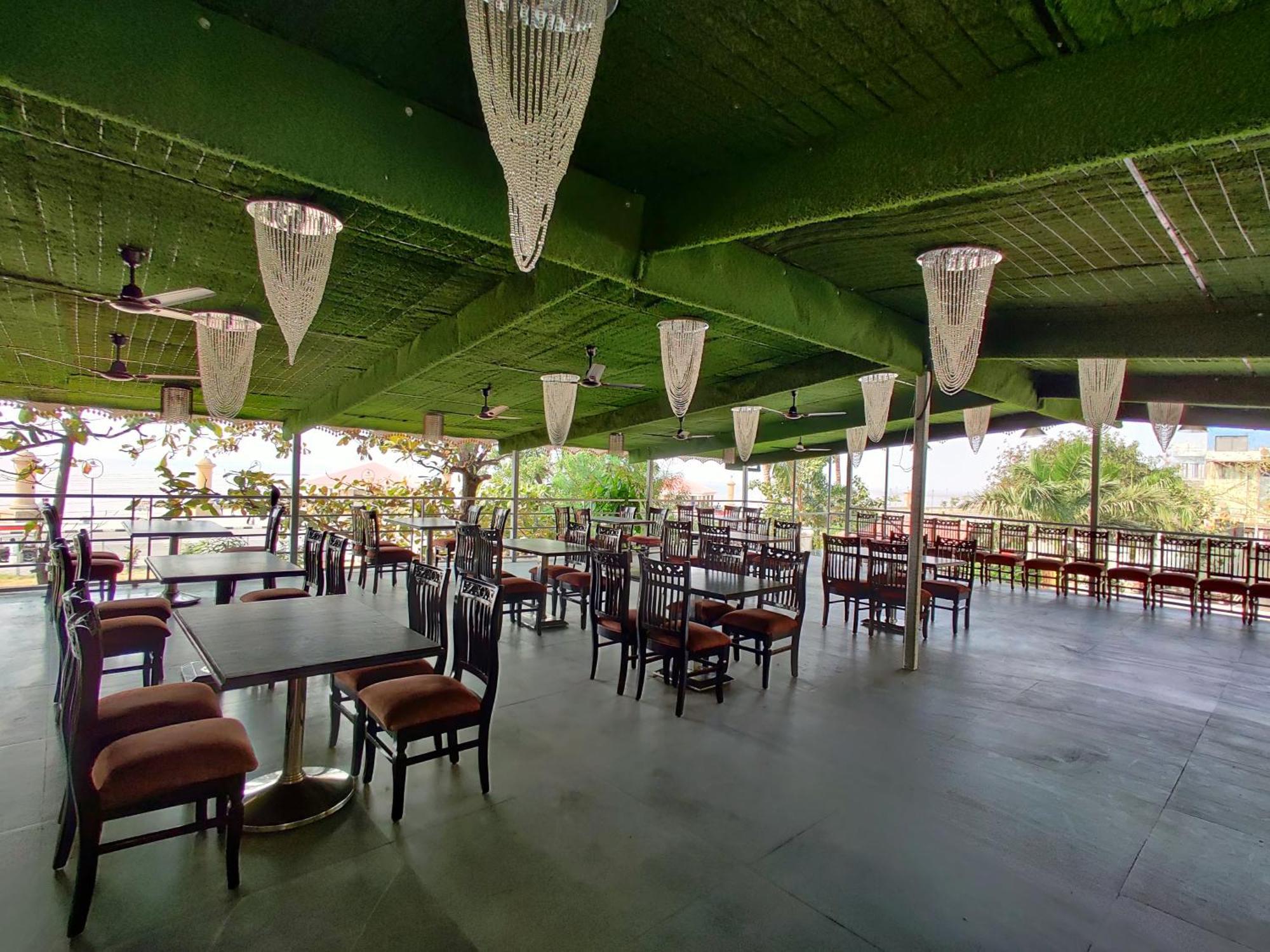Golden Chariot Hotel Daman Exterior photo