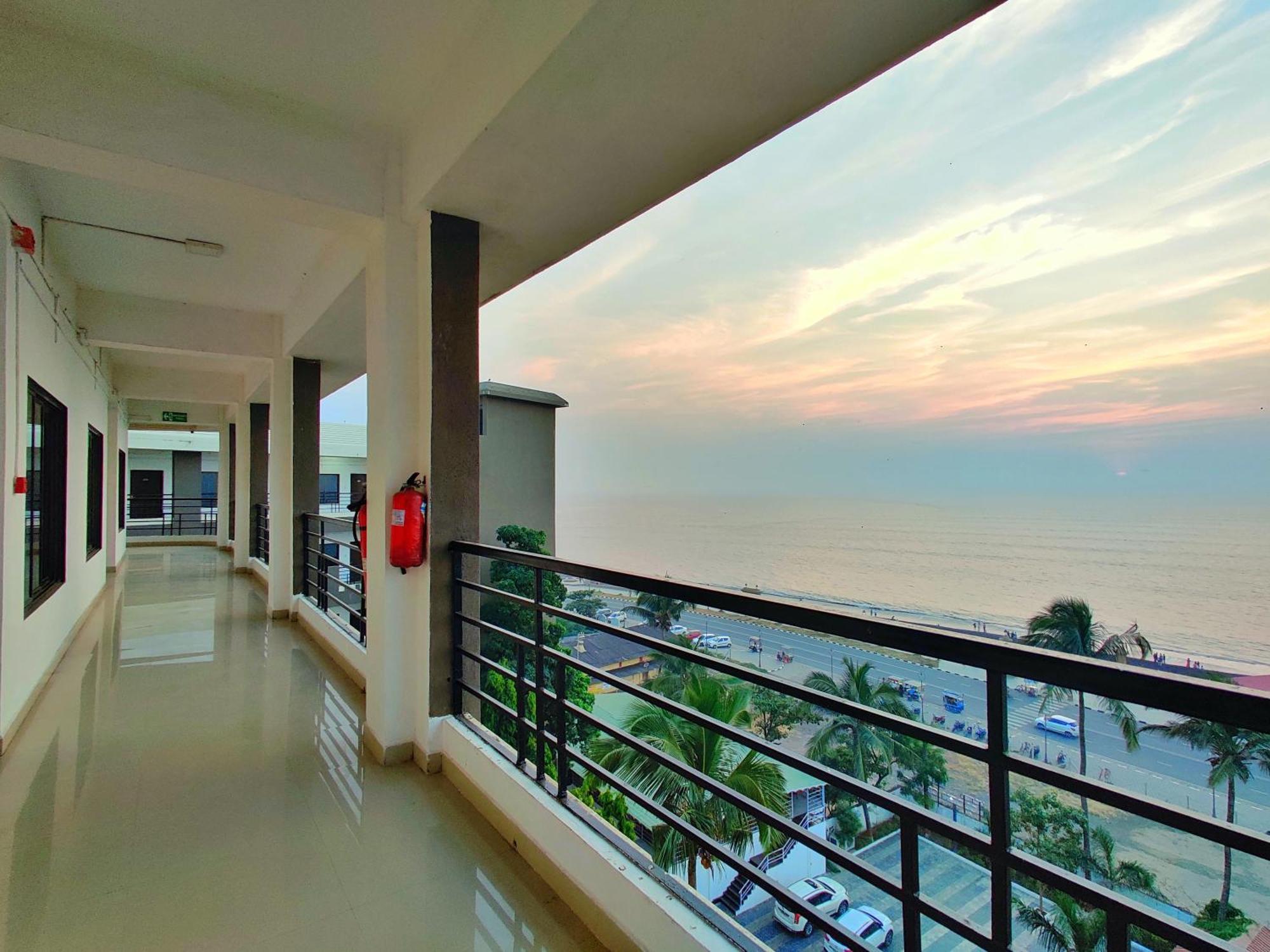 Golden Chariot Hotel Daman Exterior photo