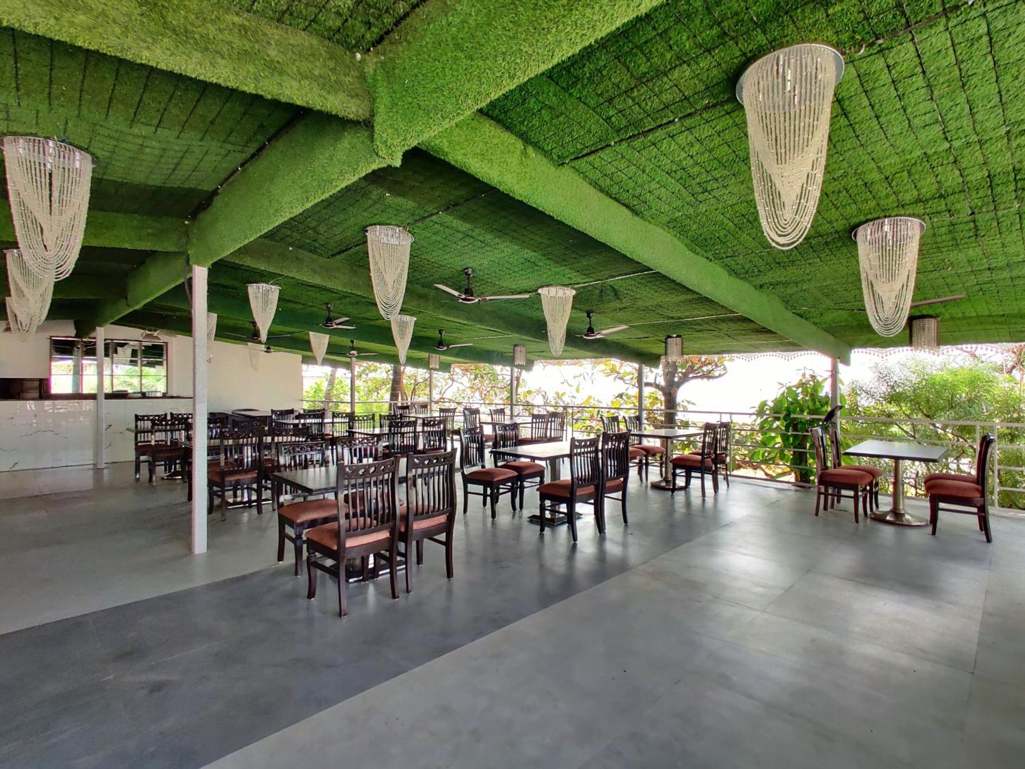 Golden Chariot Hotel Daman Exterior photo