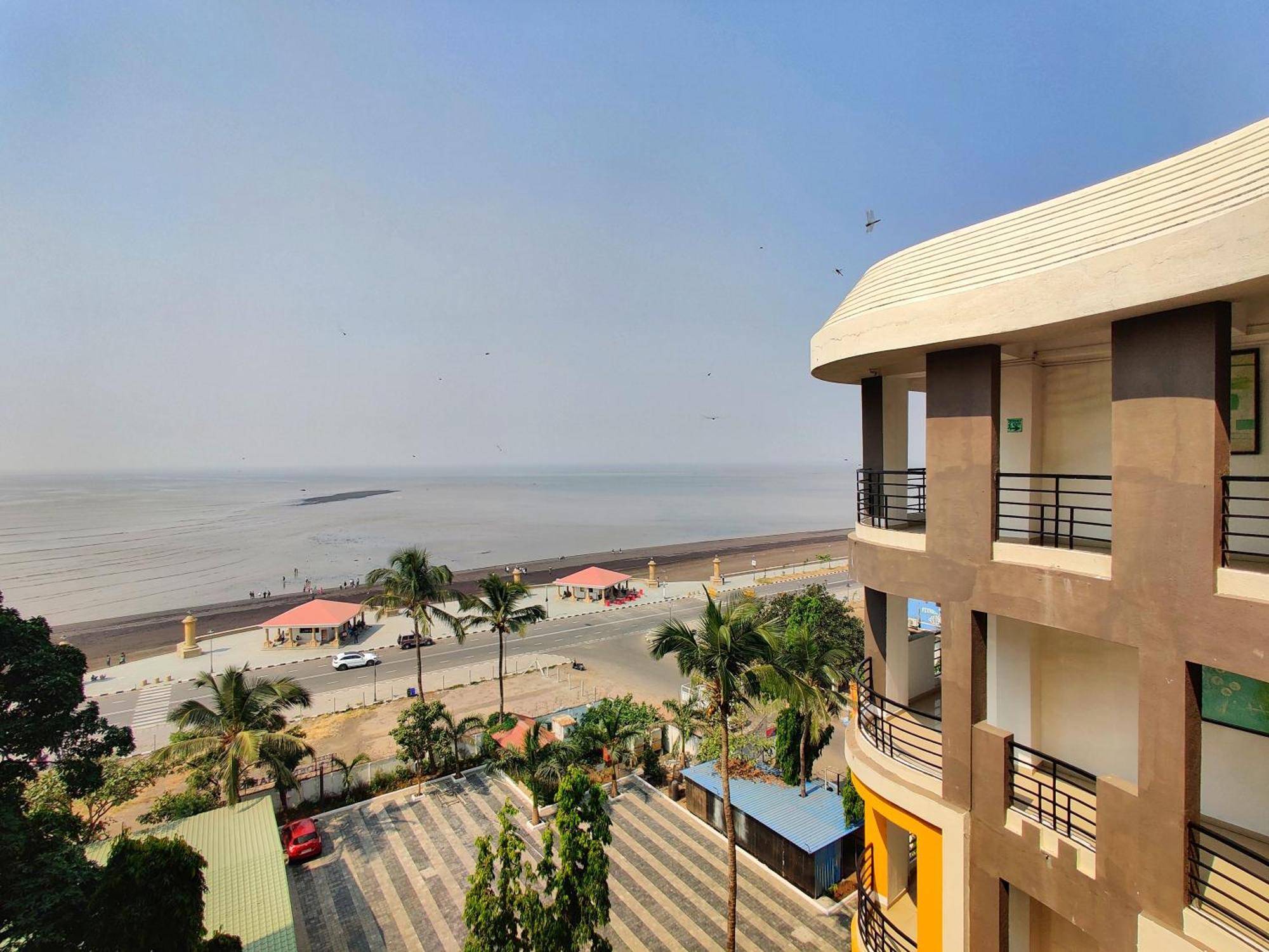 Golden Chariot Hotel Daman Exterior photo