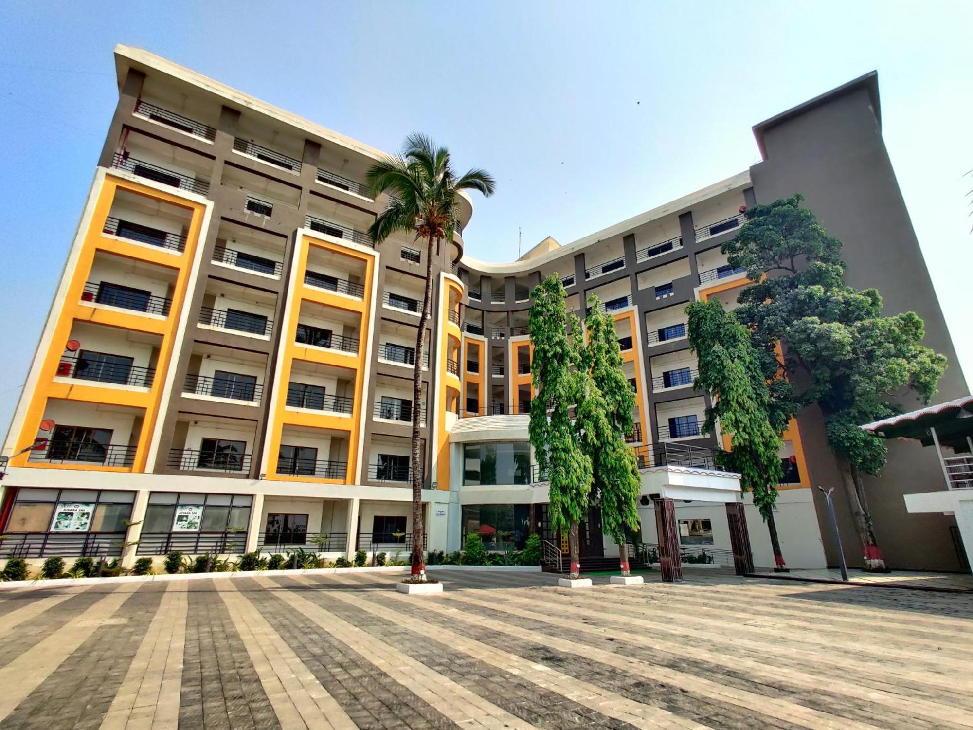 Golden Chariot Hotel Daman Exterior photo