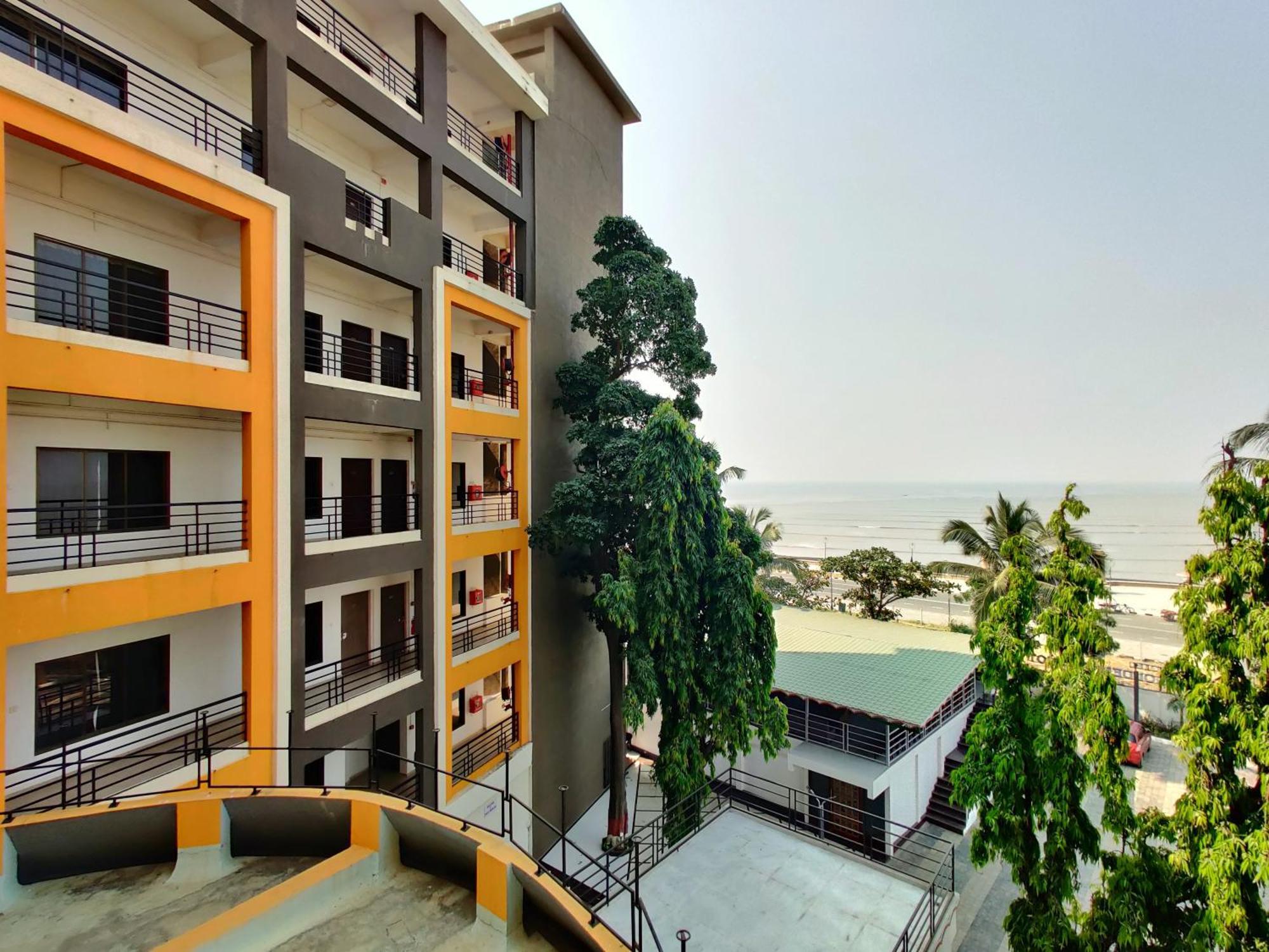 Golden Chariot Hotel Daman Exterior photo
