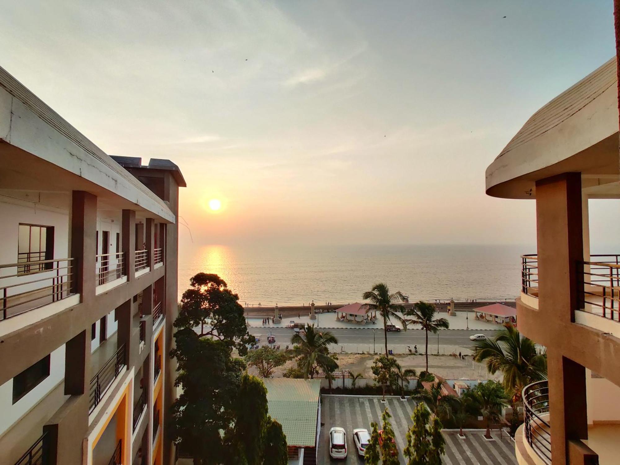 Golden Chariot Hotel Daman Exterior photo