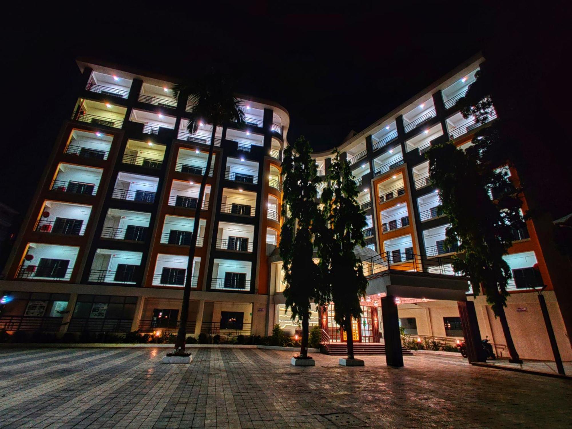 Golden Chariot Hotel Daman Exterior photo
