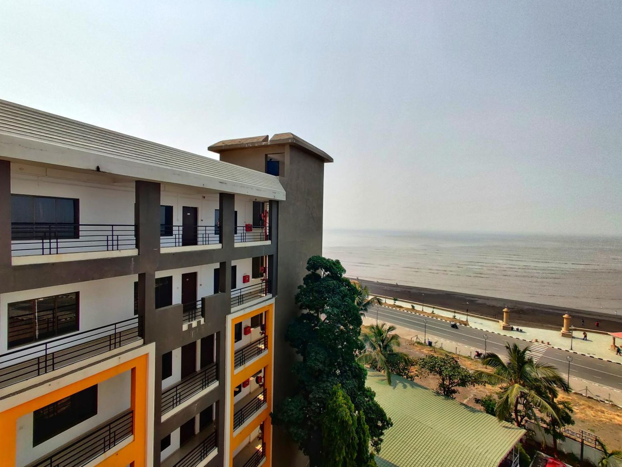 Golden Chariot Hotel Daman Exterior photo