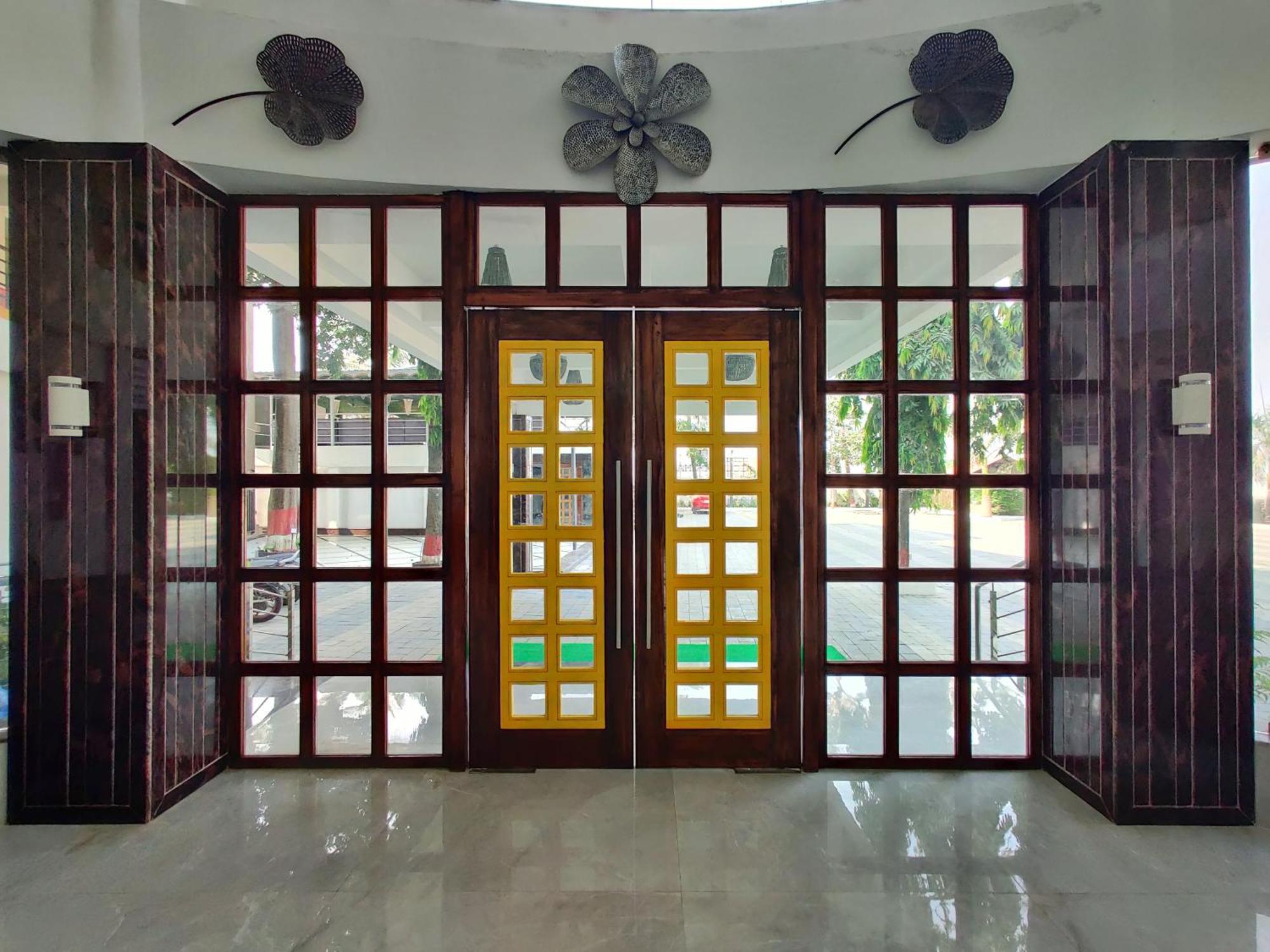 Golden Chariot Hotel Daman Exterior photo