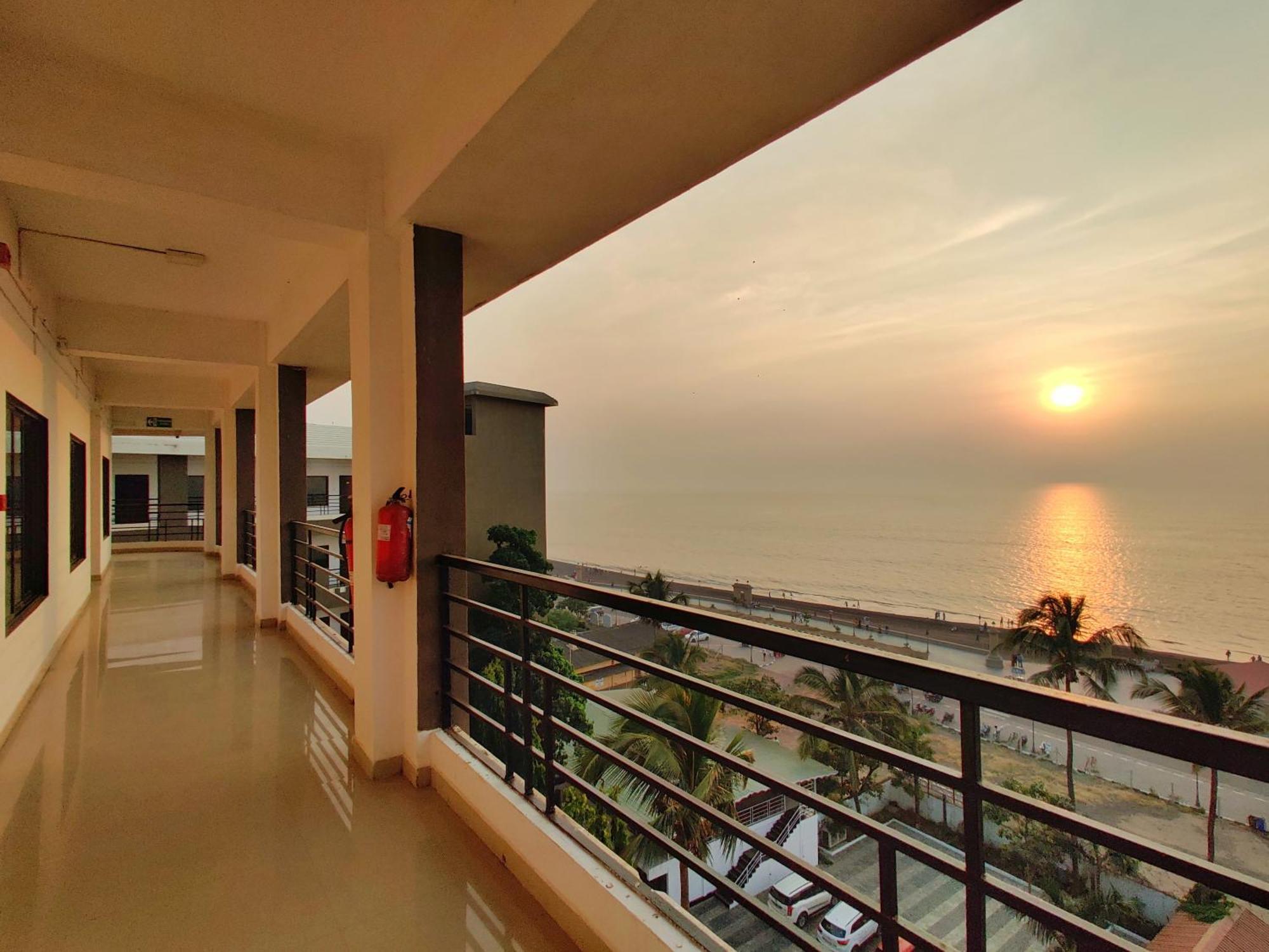 Golden Chariot Hotel Daman Exterior photo