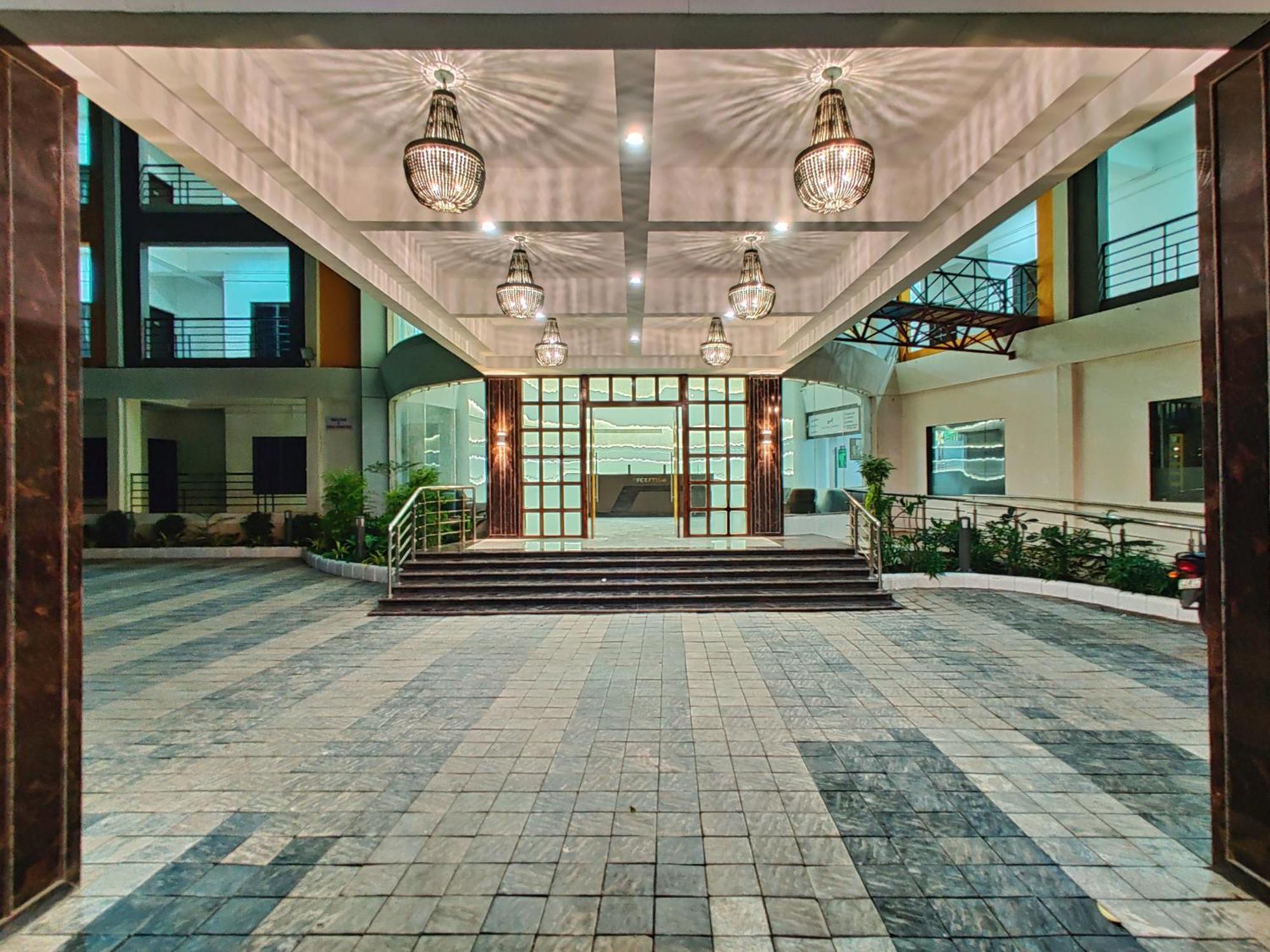 Golden Chariot Hotel Daman Exterior photo