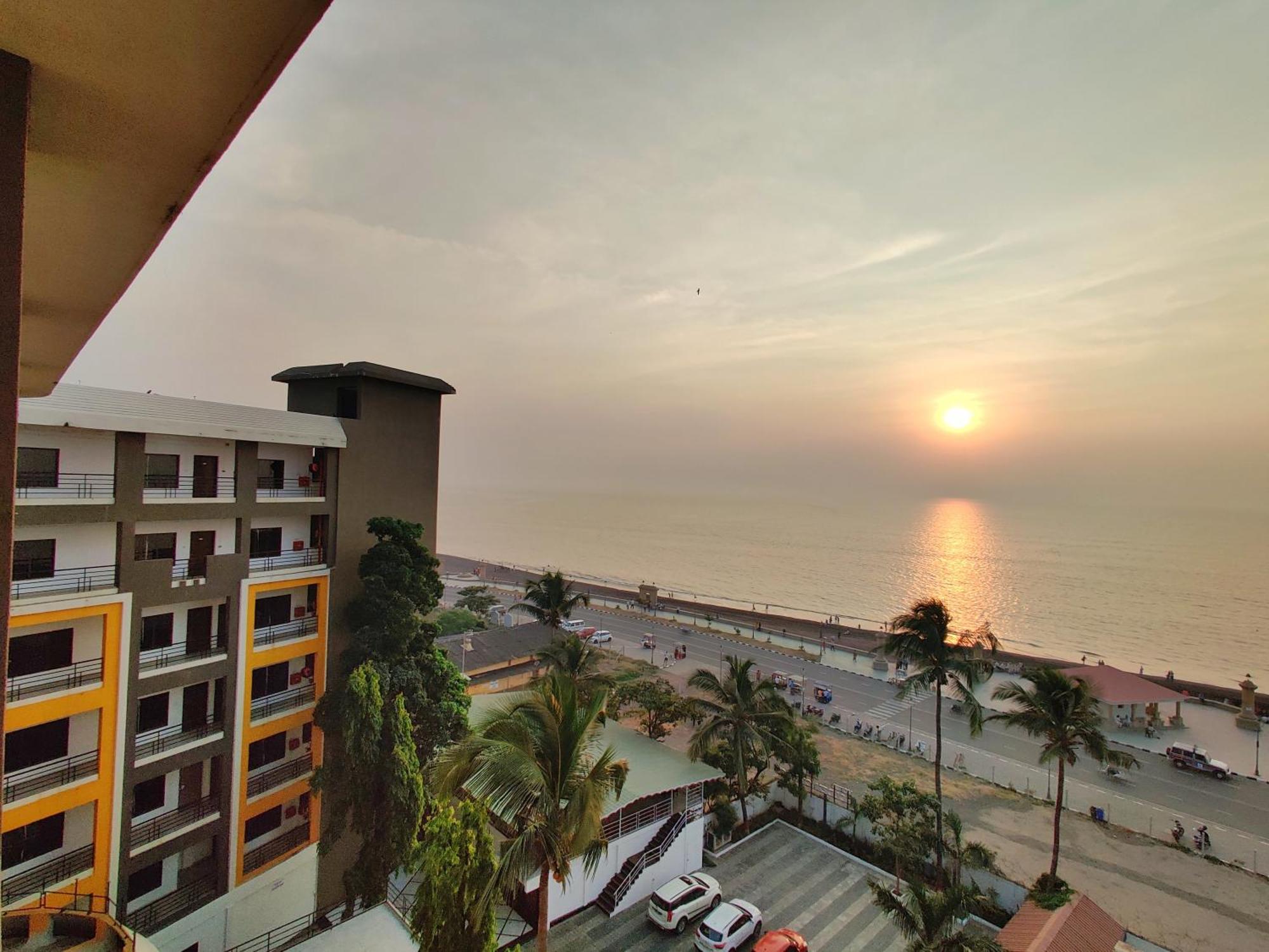 Golden Chariot Hotel Daman Exterior photo
