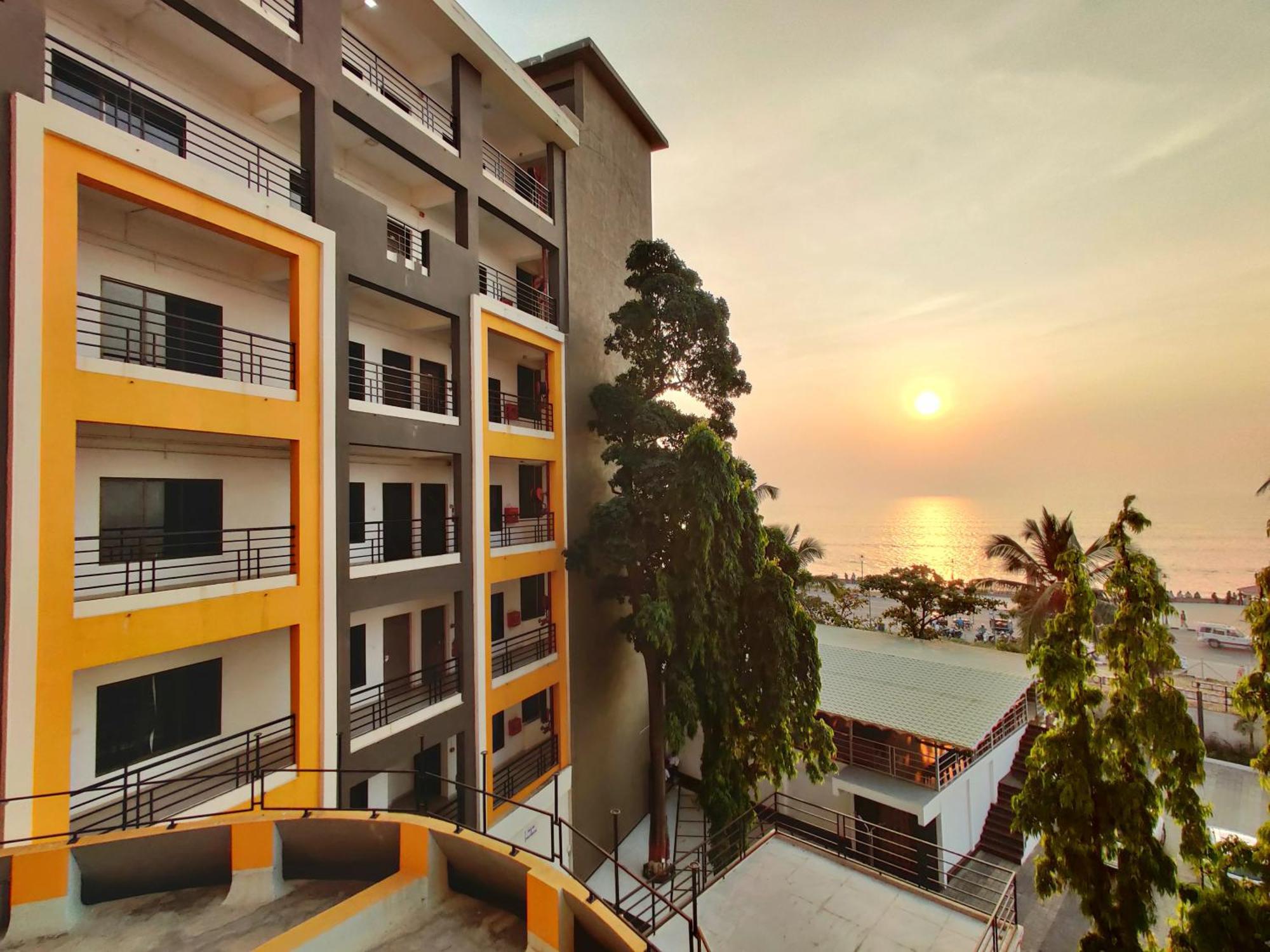 Golden Chariot Hotel Daman Exterior photo