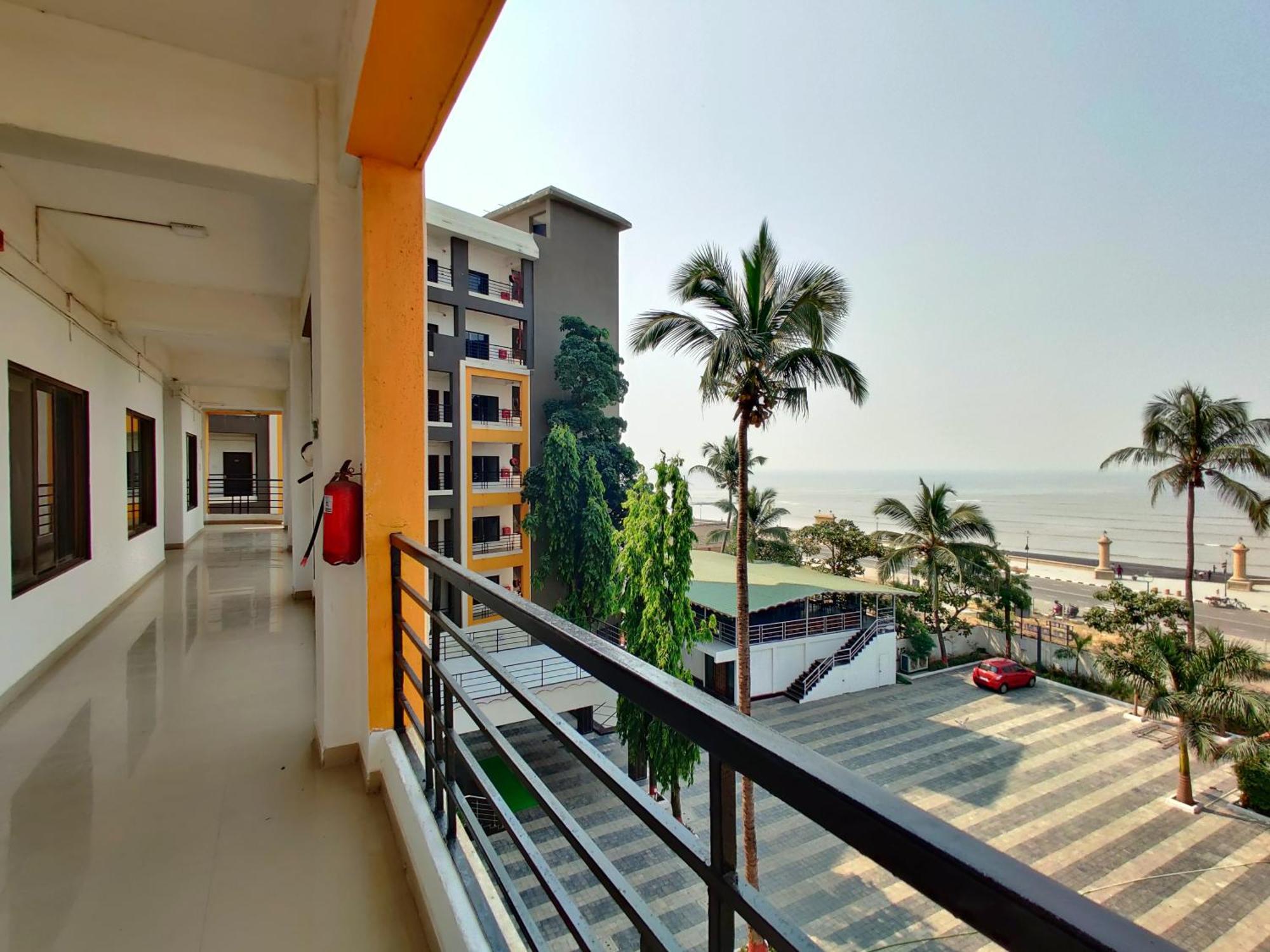 Golden Chariot Hotel Daman Exterior photo