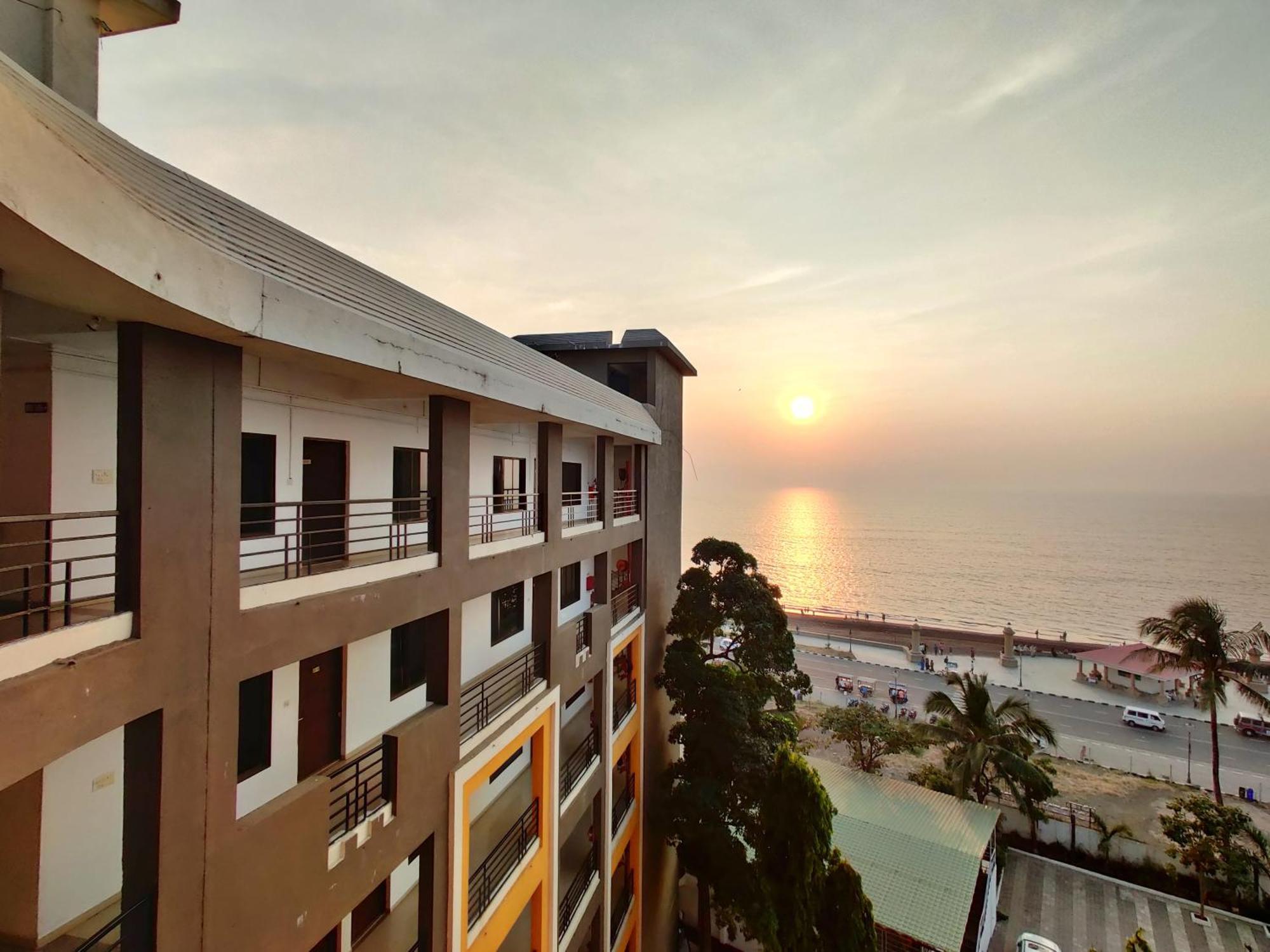 Golden Chariot Hotel Daman Exterior photo