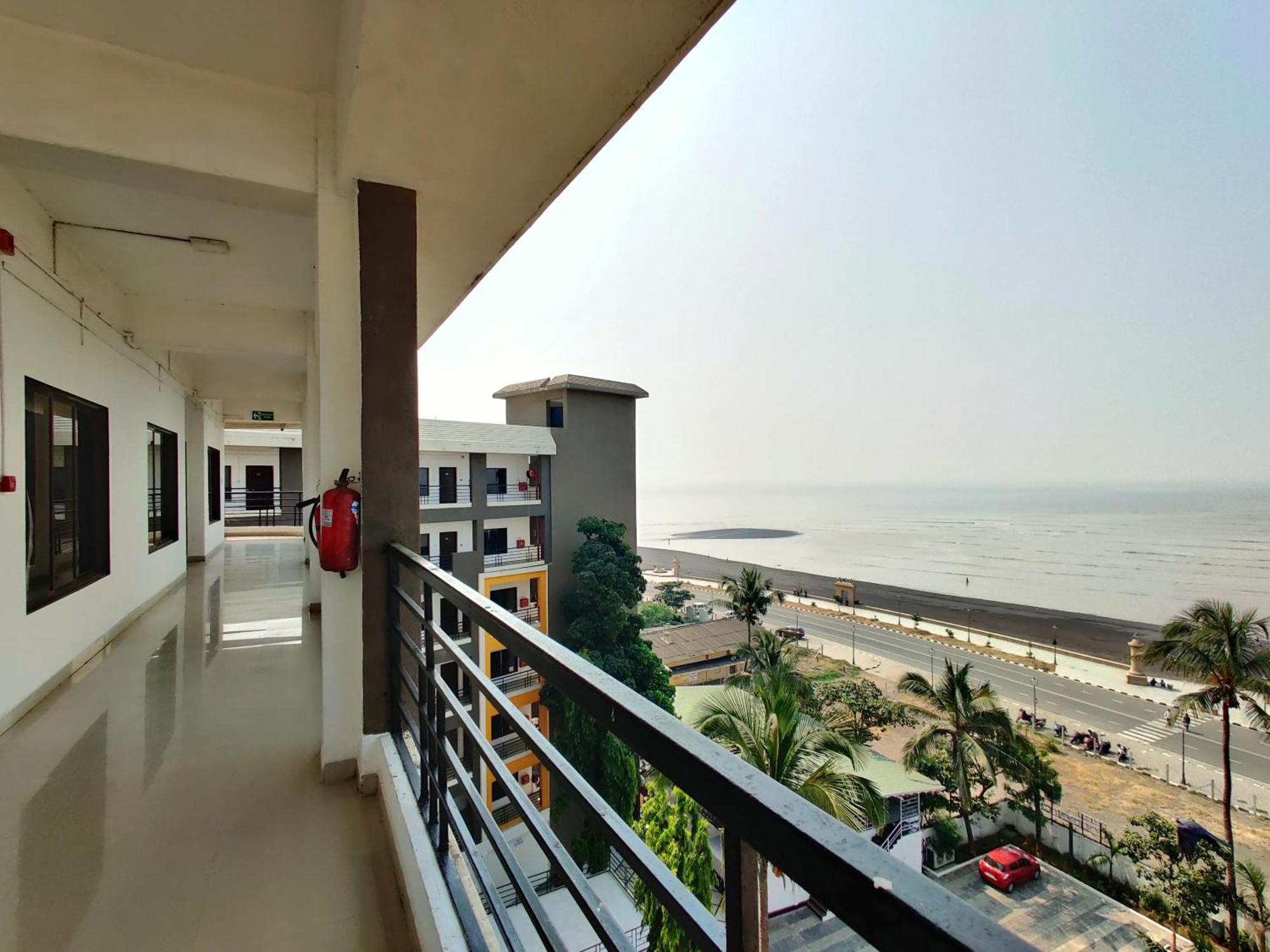 Golden Chariot Hotel Daman Exterior photo