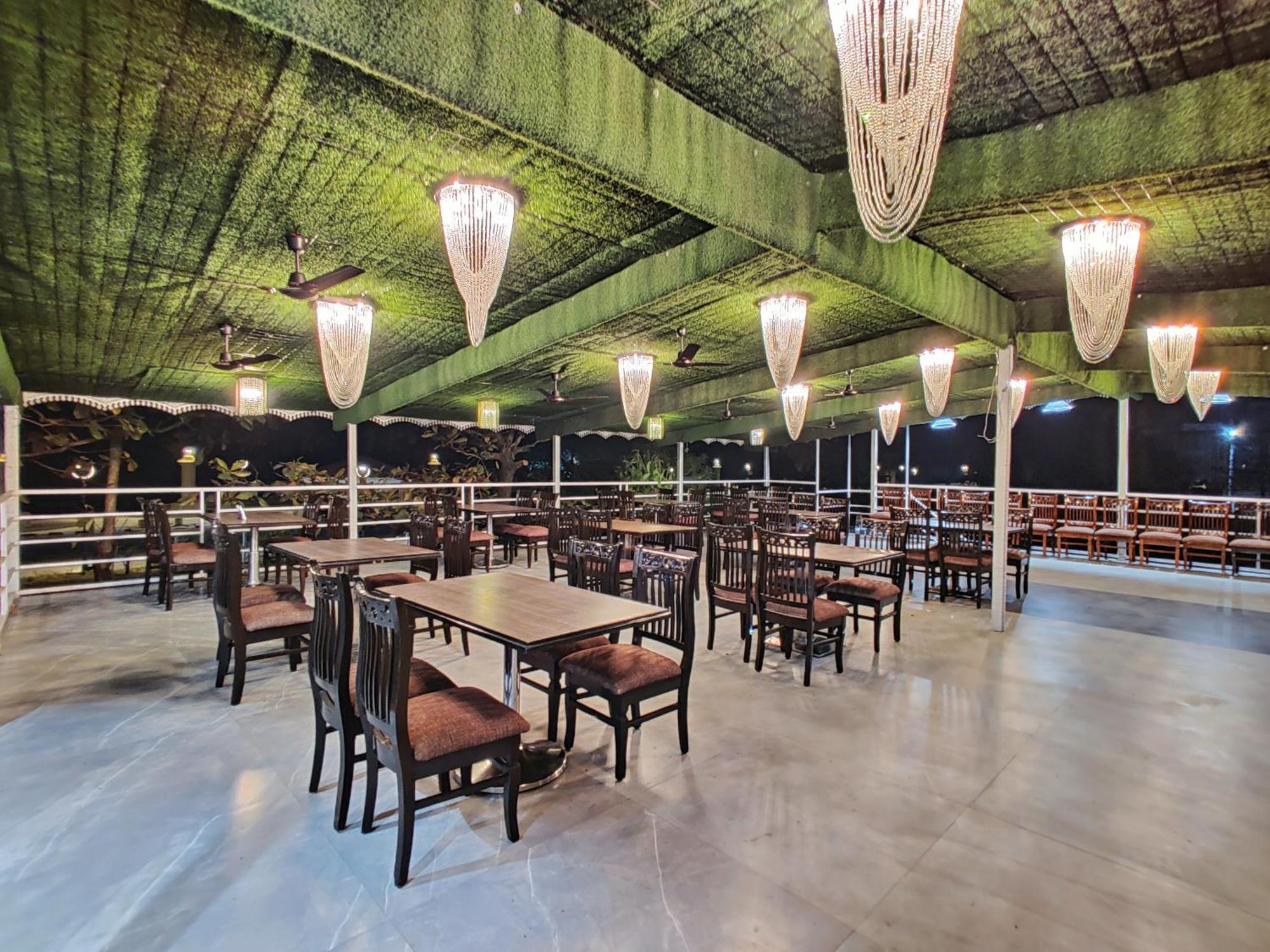 Golden Chariot Hotel Daman Exterior photo