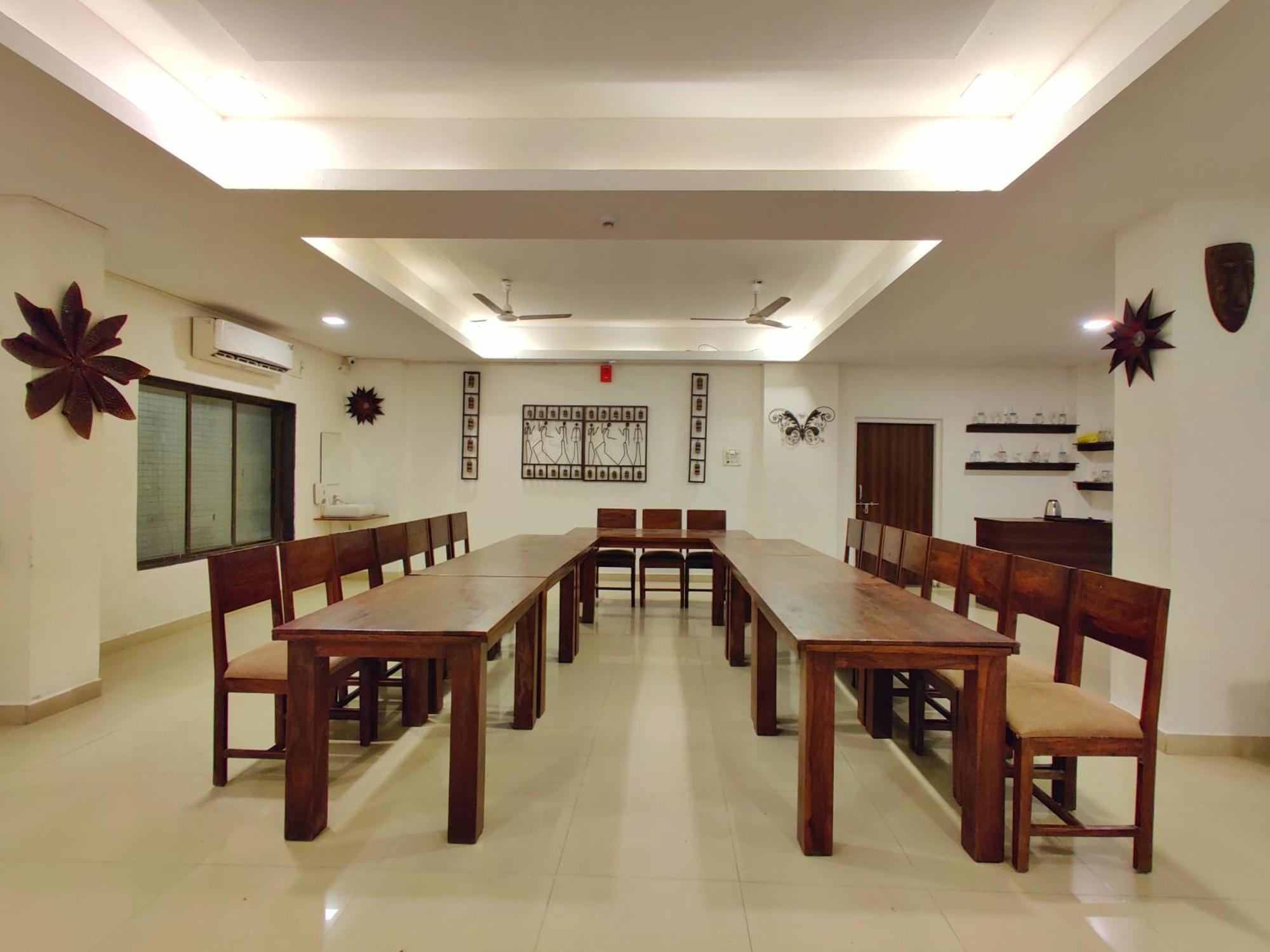 Golden Chariot Hotel Daman Exterior photo