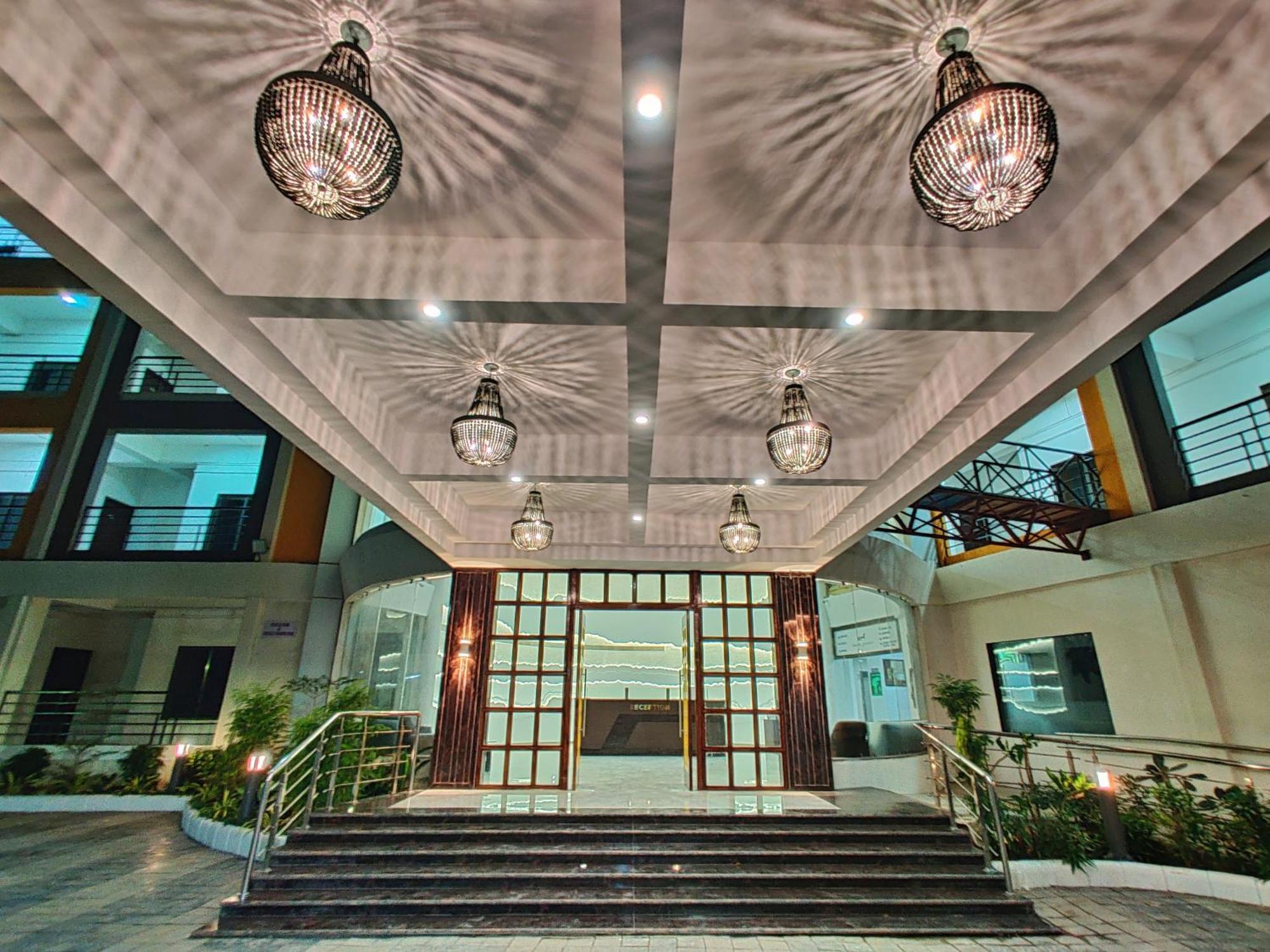 Golden Chariot Hotel Daman Exterior photo
