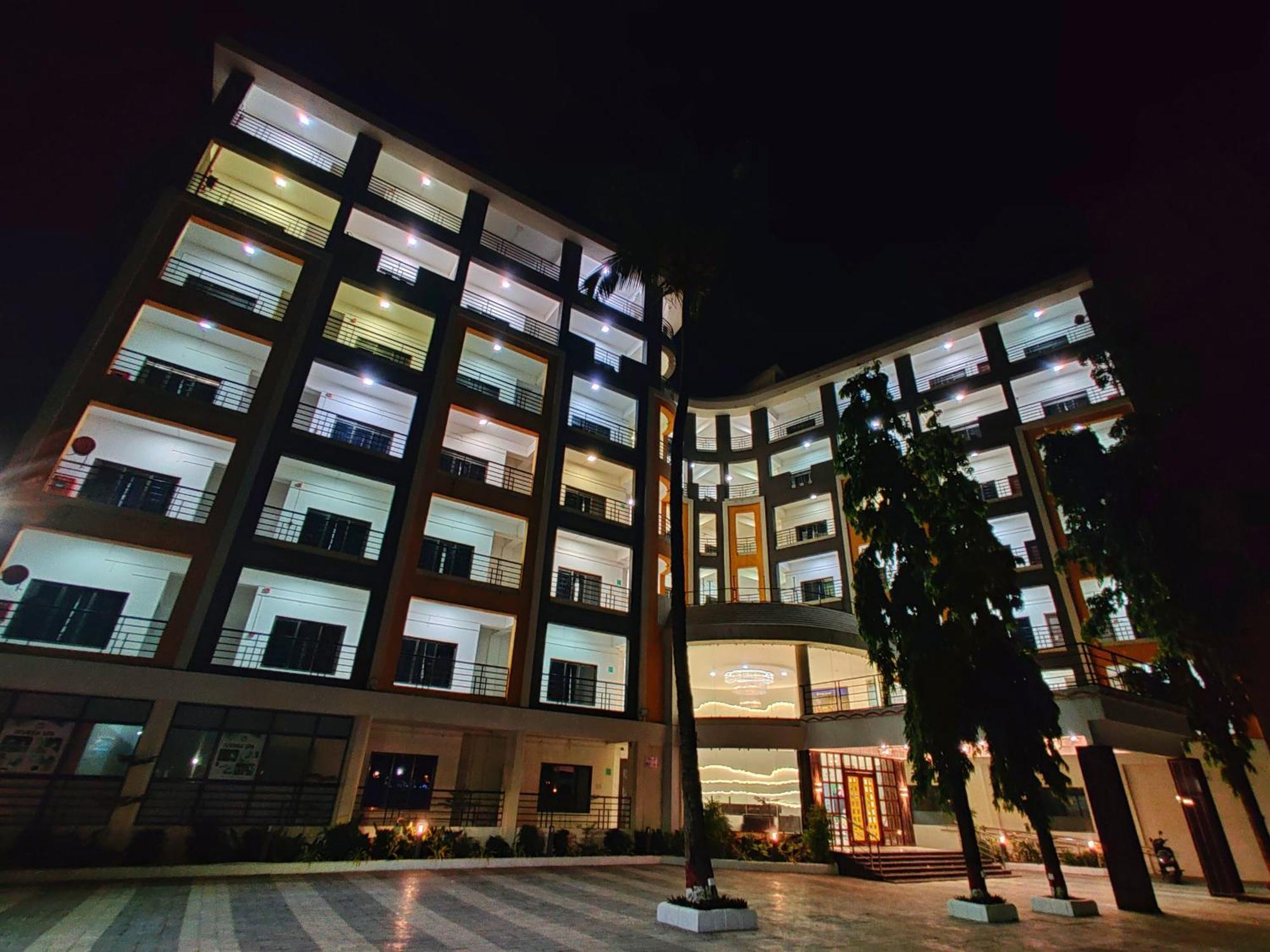 Golden Chariot Hotel Daman Exterior photo